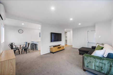 Photo of property in 24 Halloran Place, Massey, Auckland, 0614