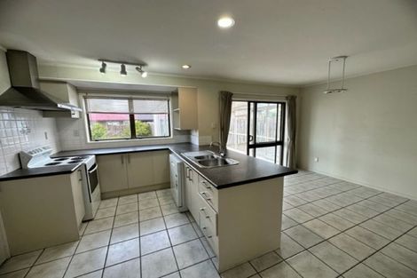 Photo of property in 10 Jillteresa Crescent, Half Moon Bay, Auckland, 2012