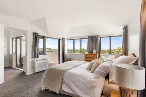 Photo of property in 11 Bank Street, Hillcrest, Auckland, 0627