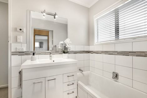 Photo of property in 9 Seakens Way, Glen Eden, Auckland, 0602