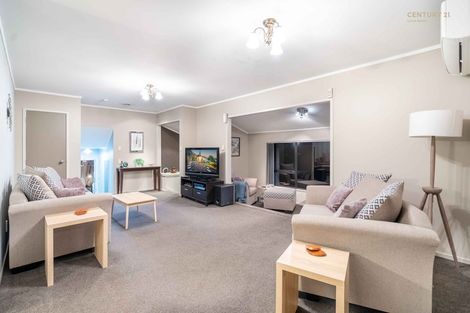 Photo of property in 5 Palmetto Place, Goodwood Heights, Auckland, 2105