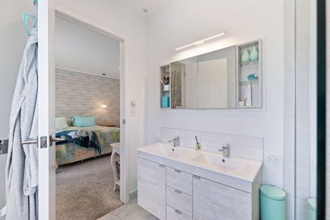 Photo of property in 51 Coutts Way, Fitzherbert, Palmerston North, 4410