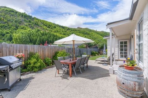 Photo of property in 12 Fletcher Way, Arrowtown, 9302