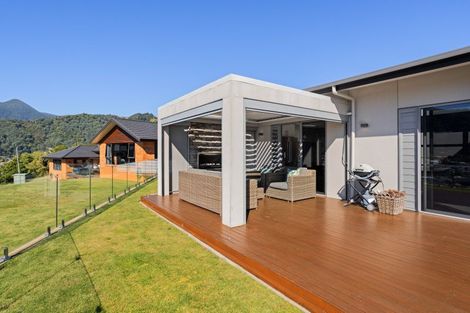 Photo of property in 16 Harbour View Heights, Picton, 7220