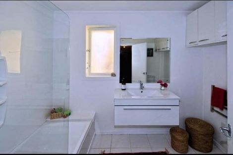 Photo of property in 40 Pupuke Road, Hillcrest, Auckland, 0627