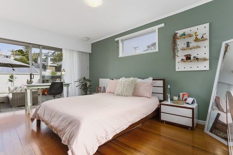 Photo of property in 21 Lyons Avenue, Murrays Bay, Auckland, 0630