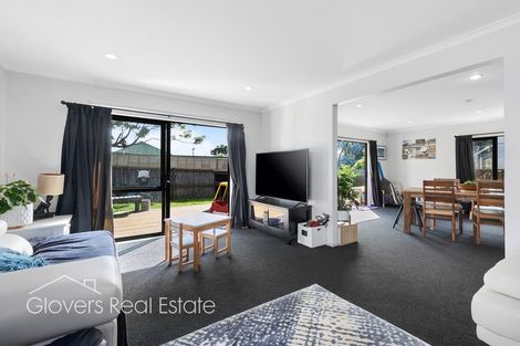 Photo of property in 18b Vardon Road, Green Bay, Auckland, 0604