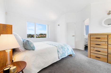 Photo of property in 2/19 Limmer Place, Browns Bay, Auckland, 0632