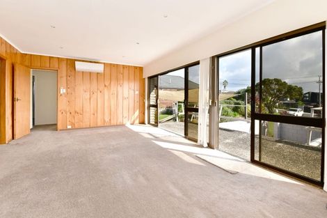 Photo of property in 63 Tindalls Bay Road, Tindalls Beach, Whangaparaoa, 0930