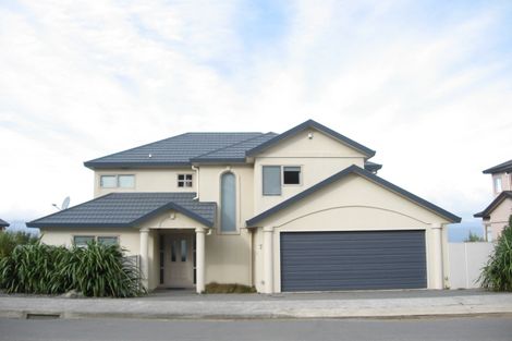 Photo of property in 7 Domett Street, Newlands, Wellington, 6037