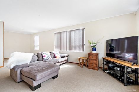 Photo of property in 17 Highland Park Drive, Highland Park, Auckland, 2010