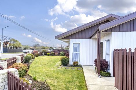 Photo of property in 2/32 Lake Terrace Road, Burwood, Christchurch, 8083