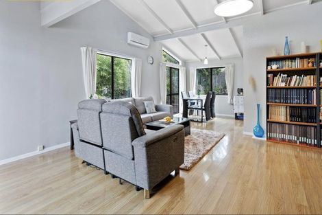 Photo of property in 30 Mannering Place, Hillcrest, Auckland, 0627