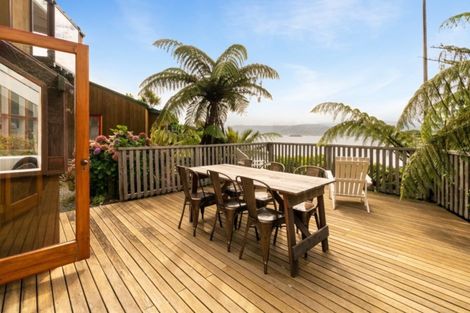Photo of property in 6 Nakora Road, Karaka Bays, Wellington, 6022