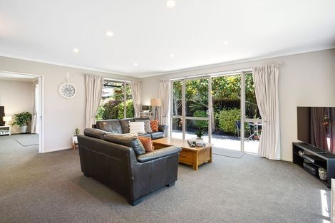 Photo of property in 8 Hoihere Place, Parklands, Christchurch, 8083