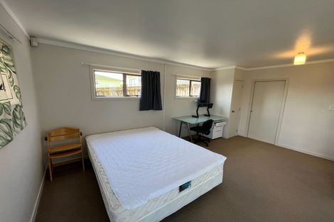 Photo of property in 2/23 Sunnyfield Crescent, Glenfield, Auckland, 0629