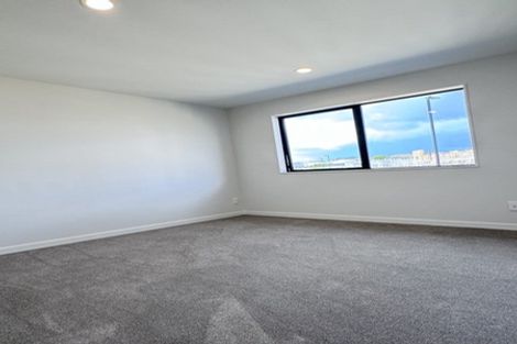 Photo of property in 130 Skulander Crescent, Orewa, 0931