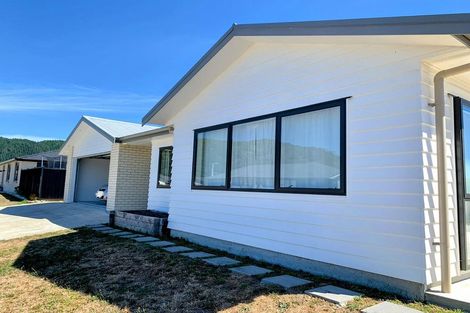 Photo of property in 5 Filmer Crescent, Wallaceville, Upper Hutt, 5018