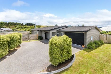 Photo of property in 28 Montgomery Crescent, Kinloch, Taupo, 3377