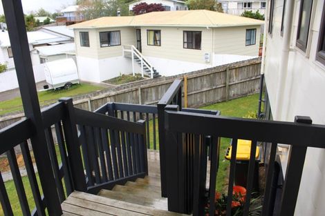 Photo of property in 1/8 Louise Place, West Harbour, Auckland, 0618