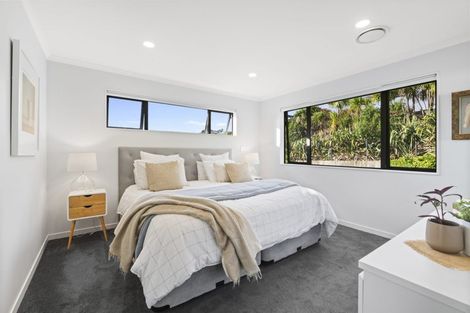 Photo of property in 16 Syd Grant Crescent, Orewa, 0931