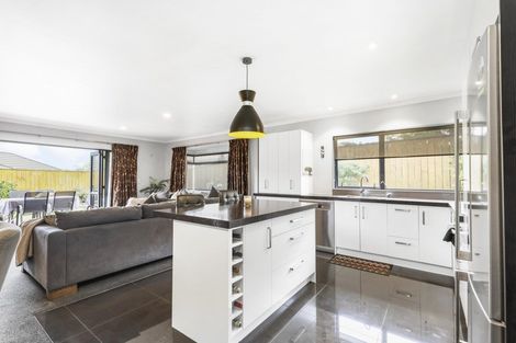 Photo of property in 15 Hollinger Place, Nawton, Hamilton, 3200