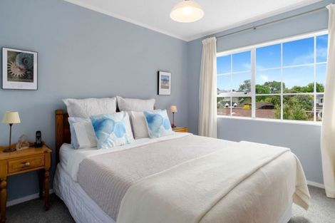 Photo of property in 2/10 Landsberg Way, Windsor Park, Auckland, 0632