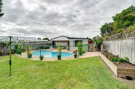 Photo of property in 15 Carl Avenue, Havelock North, 4130