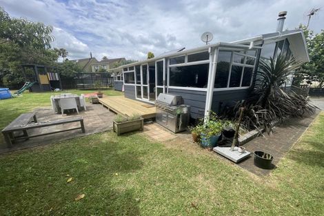 Photo of property in 11 Taihiki Road, Clarks Beach, 2122