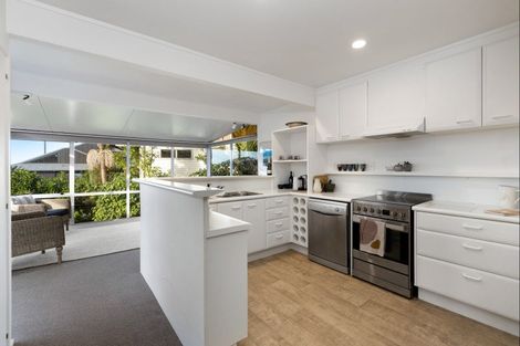 Photo of property in 31 Ocean View Road, Hatfields Beach, Orewa, 0931