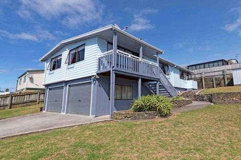 Photo of property in 1/28 Elizabeth Drive, West Harbour, Auckland, 0618