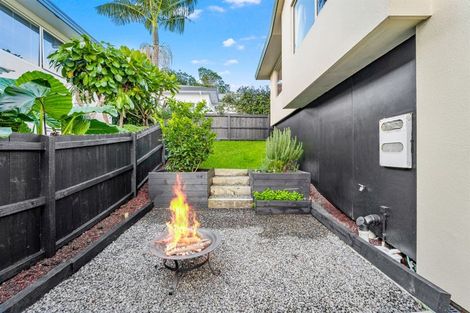 Photo of property in 2/15 Ellenbury Place, Stanmore Bay, Whangaparaoa, 0932