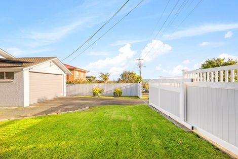 Photo of property in 6 Colwill Road, Massey, Auckland, 0614