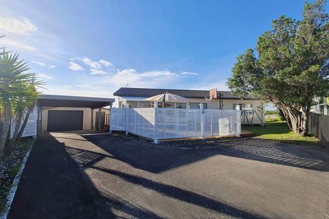 Photo of property in 1/8 Flaunty Place, West Harbour, Auckland, 0618