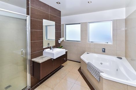 Photo of property in 16 Stranraer Crescent, Wattle Downs, Auckland, 2103