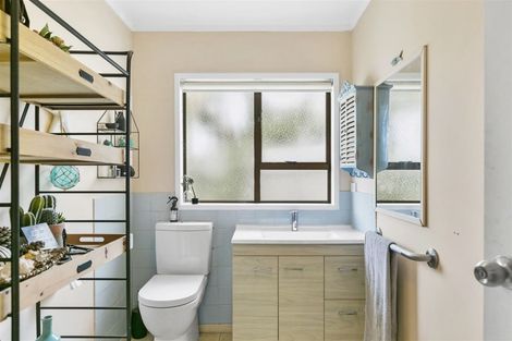 Photo of property in 1/2 Salem Place, Torbay, Auckland, 0630