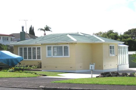 Photo of property in 2 Covil Avenue, Te Atatu South, Auckland, 0610