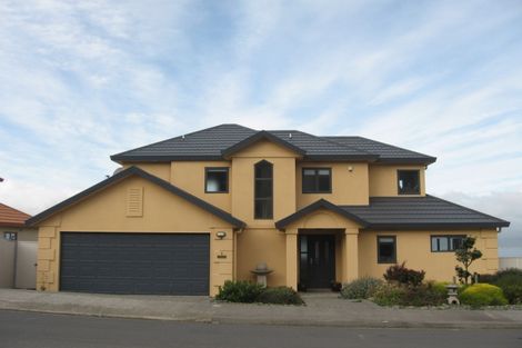 Photo of property in 5 Domett Street, Newlands, Wellington, 6037