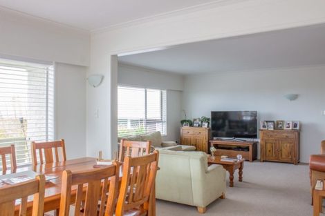 Photo of property in 13 Colin Wild Place, Glenfield, Auckland, 0629