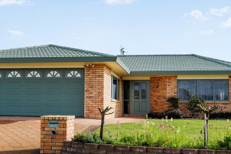 Photo of property in 2 Brunswick Place, Rototuna North, Hamilton, 3210