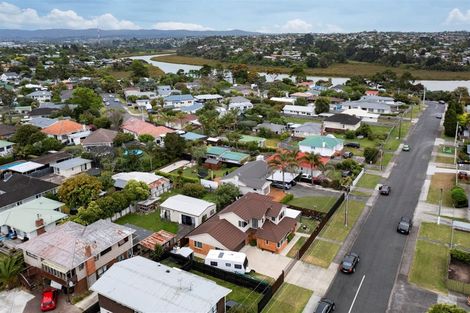 Photo of property in 2a Tawa Road, Te Atatu Peninsula, Auckland, 0610