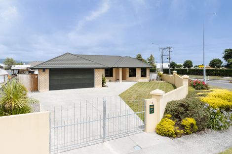 Photo of property in 2 Fernlea Avenue, Kelvin Grove, Palmerston North, 4414