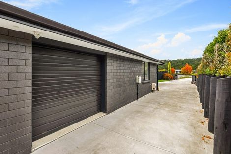 Photo of property in 13 Vogwill Road, Kumeu, 0810