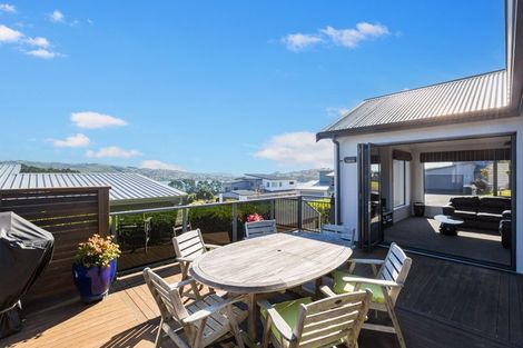 Photo of property in 6 Hollyford Place, Aotea, Porirua, 5024
