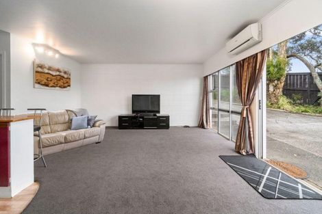 Photo of property in 77 Seymour Road, Sunnyvale, Auckland, 0612
