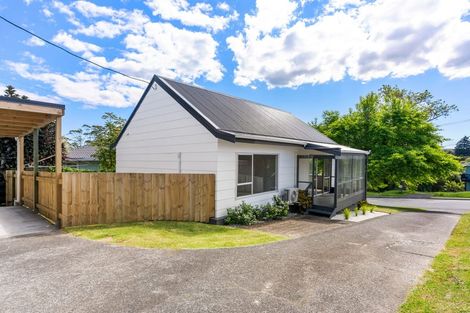 Photo of property in 72 Vodanovich Road, Te Atatu South, Auckland, 0610