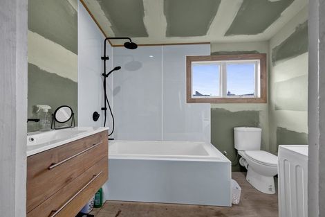 Photo of property in 196 Bridge Street, Eltham, 4322