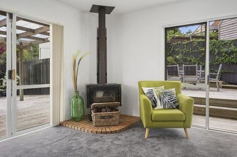 Photo of property in 18 Cottam Grove, Northcross, Auckland, 0632