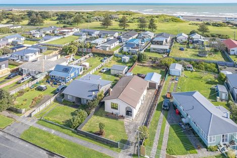 Photo of property in 13 Karaka Street, Castlecliff, Whanganui, 4501