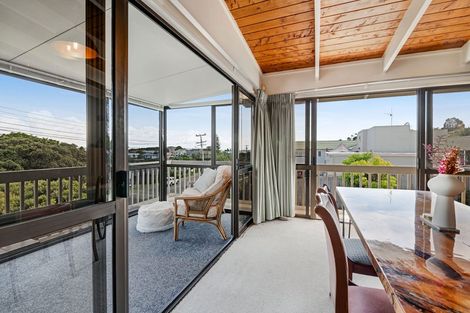 Photo of property in 25a Tindalls Bay Road, Tindalls Beach, Whangaparaoa, 0930